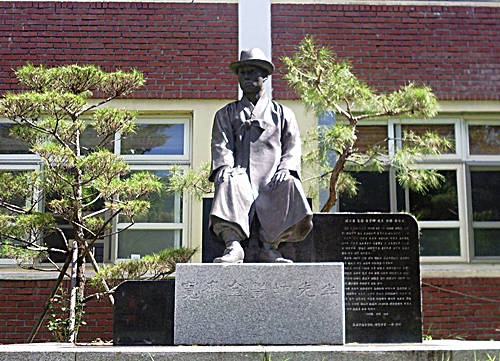 모계고의 이름이 된 모계 김용희 선생의 동상. 아들인 관재 김경곤 선생이 부친의 뜻을 기리고자 설립했다.