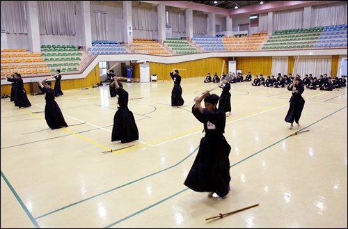 모계고는 재학생 전원에게 검도 수련을 시키며 정신력과 체력을 함께 길러주고 있다. 