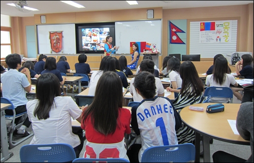 장흥고는 학생들의 세계 이해를 돕기 위해 베트남, 몽골, 중국 등 해외 문화체험을 진행한다. 사진은 몽골 교육 장면. 