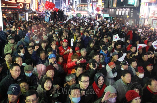 14일 저녁 대전 중구 으능정이 거리에서 유세를 벌이고 있는 새누리당 박근혜 후보를 보기 위해 몰려든 2000여 지지자들.