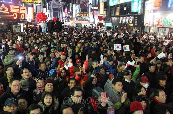 14일 저녁 대전 중구 으능정이 거리에서 유세를 벌이고 있는 새누리당 박근혜 후보를 보기 위해 몰려든 2000여 지지자들.