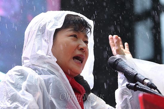 새누리당 박근혜 대선후보가 비가 내린 14일 오후 부산진구 부전동 유세에서 비를 맞으며 지지를 호소하고 있다.