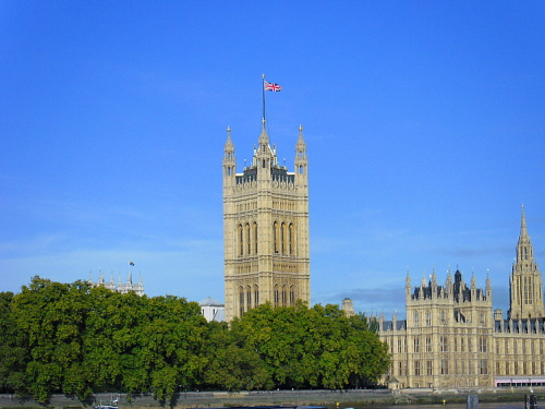 한반도의 전체 면적은 22만㎢으로 24㎢인 영국과 비슷하다. 
사진은 영국의 국회의사당이다. 사진 중간에 걸려 있는 영국 국기(유니온잭)가 인상적이다. 