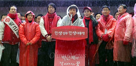 박근혜 새누리당 대통령 후보가 14일 부산시 진구 부전동 유세에서 장대비를 아랑곳 하지 않은 채 지지를 호소하고 있다.