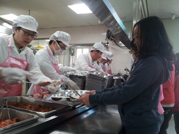 인천시 남동구 관내의 한 초등학교에서 배식봉사를 하고 있다.