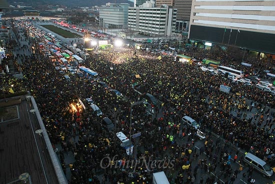 문재인 민주통합당 대선후보의 '광화문대첩' 유세가 15일 오후 서울 광화문광장에서 많은 지지자들이 참석한 가운데 열리고 있다.