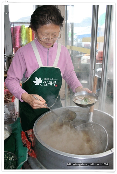 국밥 한 그릇에 3천원 하는 벌교시장 국밥이다.