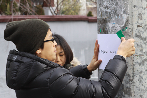  두 명씩 짝을 지어 마을 곳곳에 투표 독려 문구를 붙였다. 