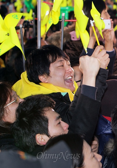 15일 오후 서울 광화문광장에서 열린 문재인 민주통합당 대선후보의 '광화문 대첩' 유세장을 찾은 시민들이 "대통령 문재인"을 외치고 있다. 