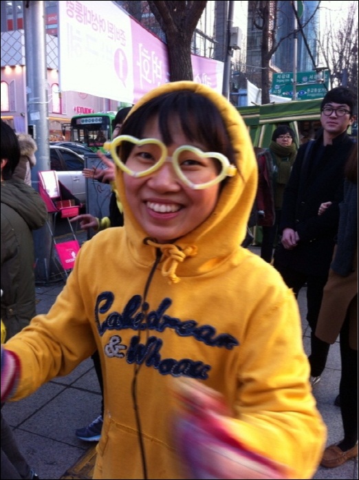 하트 모양 노란 뿔테 안경을 쓰고 나온 시민. 광화문 대첩은 시민들의 다양한 노란색 아이템이 돋보였다. 
