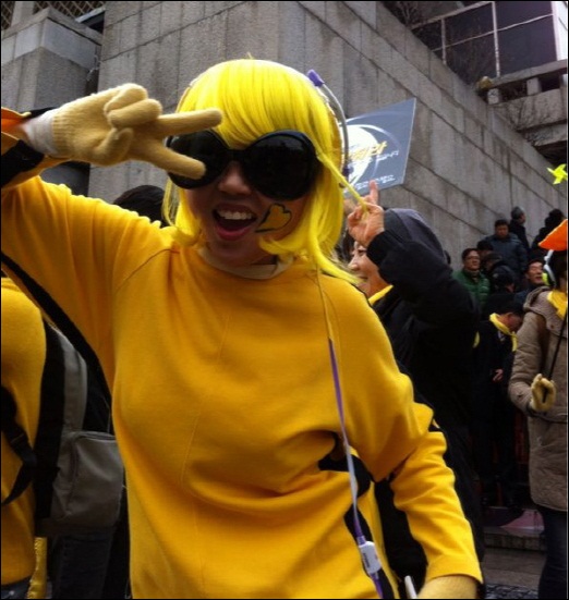 이소령이 입었다는 노란색 전신 타이즈를 입고 온 여성. 같이 사진 찍자는 시민들이 쇄도하고 큰 인기를 누렸다.
