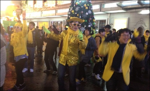 박 후보 유세단과의 맞짱 댄스 배틀을 벌이고 있는 문 후보 시민참여단. 이어폰을 꽂고 신나게 춤을 추고 있다. 
