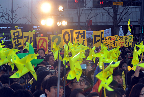 15일 오후 서울 광화문광장에서 열린 '앵콜 광화문 대첩' 현장을 찾은 시민들이 민주통합당 문재인 후보를 지지하는 피켓을 들고 문재인 후보가 등장하길 기다리고 있다.