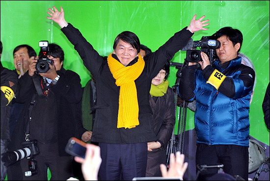 안철수 전 후보가 15일 오후 서울 광화문광장에서 열린 '앵콜 광화문 대첩' 현장에 깜짝 등장해 환호하는 시민들을 향해 손을 흔들며 인사하고 있다.