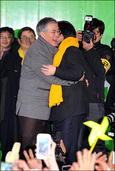 15일 오후 서울 광화문광장에서 열린 '앵콜 광화문 대첩' 현장에서 만난 민주통합당 문재인 후보와 안철수 전 후보가 반갑게 포옹을 하고 있다.