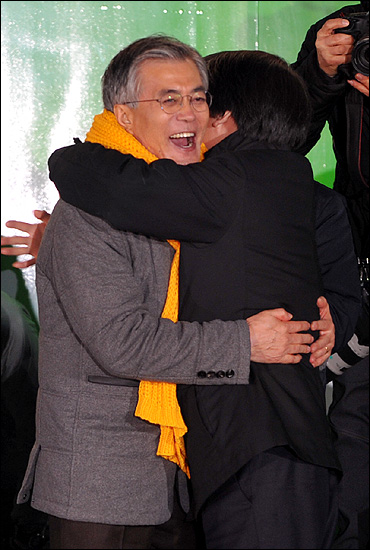 문재인 민주통합당 대선후보와 안철수 전 후보가 15일 오후 서울 광화문광장에서 '앵콜 광화문 대첩' 현장에서 만나 포옹하고 있다.