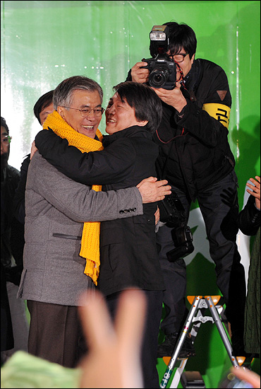 문재인 민주통합당 대선후보와 안철수 전 후보가 15일 오후 서울 광화문광장에서 '앵콜 광화문 대첩' 현장에서 만나 포옹하고 있다.