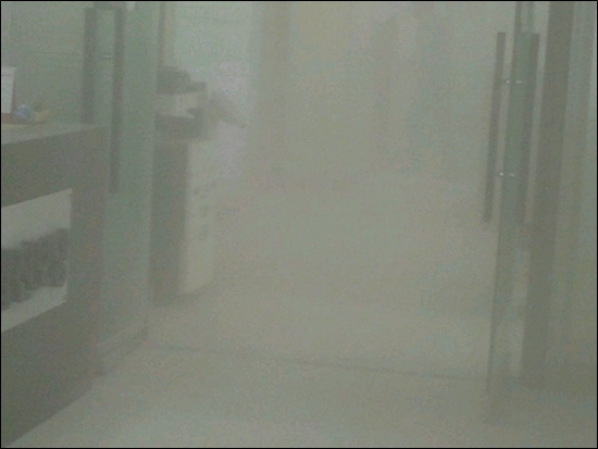 화염병으로 통합진보당사가 매캐한 연기로 뒤덮여있다. 통합진보당 공식 트위터 계정(@UPPdream) 사진을 캡처한 것이다.