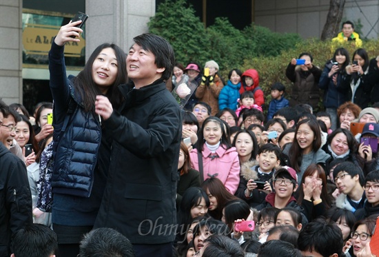 안철수 전 무소속 대선예비후보가 16일 오후 서울 양천구 현대백화점에서 투표참여 독려 번개모임을 갖는 가운데 '시민소리통' 발언을 한 고등학생과 기념사진을 찍고 있다.