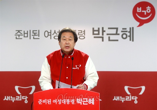 김무성 새누리당 중앙선대위 총괄본부장이 16일 오후 여의도 당사 기자실에서 브리핑을 하고 있다.