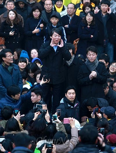 안철수 전 무소속 대선예비후보가 16일 오후 인천 관교동 신세계백화점 광장에서 투표참여 독려 번개모임에 참석하여 시민들에게 '소리통'을 외치고 있다.