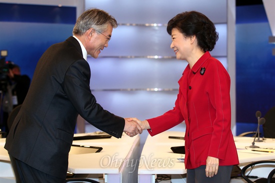 새누리당 박근혜, 민주통합당 문재인 대선후보가 16일 오후 여의도 KBS에서 열린 3차 TV토론에 앞서 악수하고 있다.