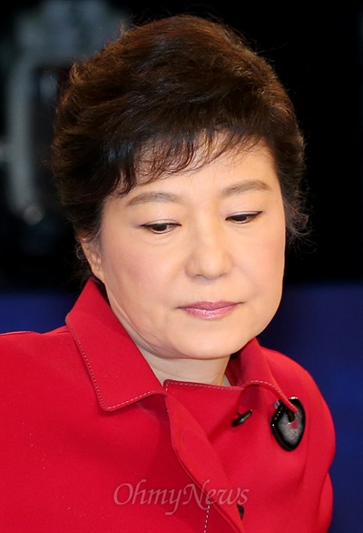 박근혜 새누리당 대선후보가 16일 오후 서울 여의도 KBS 스튜디오에서 열린 제18대 대통령선거 후보자 3차 토론회에 참석해 자리에 앉고 있다.