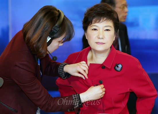 박근혜 새누리당 대선후보가 16일 오후 서울 여의도 KBS방송국에서 열린 제18대 대통령선거 후보자 3차 토론회에서 방송준비를 하고 있다.