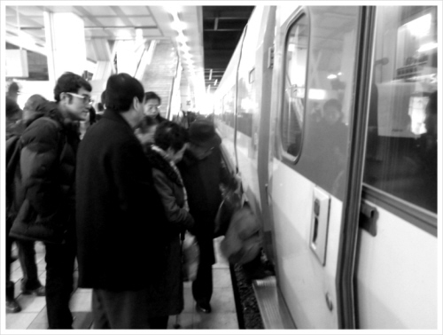 용산역에서 목포로 가는 기차를 타는 여행자들.