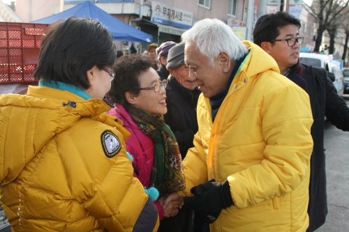김한길 민주통합당 전 최고위원이 연단에 오르기 전에 지지를 부탇하고 있다.