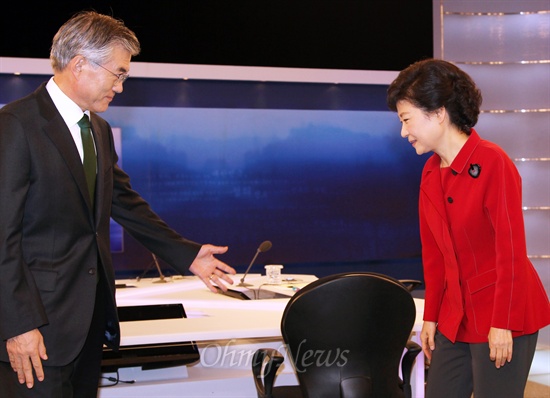  새누리당 박근혜, 민주통합당 문재인 대선후보가 16일 오후 여의도 KBS에서 열린 3차 TV토론에 앞서 악수하고 있다.