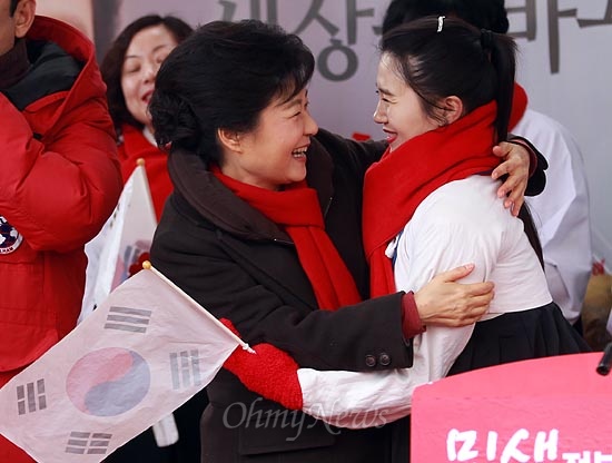 제18대 대통령 선거를 이틀 앞둔 박근혜 새누리당 대선후보가 17일 오전 충남 천안 서북구 이마트 앞 유세에서 유관순 열사의 복장을 한 지지자와 포옹하고 있다.
