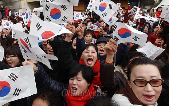 제18대 대통령 선거를 이틀 앞둔 17일 오전 충남 천안 서북구 이마트 앞에서 열린 박근혜 새누리당 대선후보 유세에서 유권자와 지지자들이 박 후보의 연설을 지켜보며 환호하고 있다.