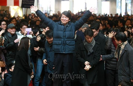 안철수 전 대선예비후보가 17일 오후 경기도 성남시 분당구 서현역 투표참여 독려 번개에 참여하는 가운데 시민들에게 손을 흔들며 인사하고 있다.