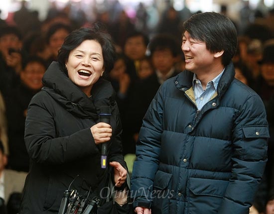 안철수 전 대선예비후보가 17일 오후 경기도 성남시 분당구 서현역 투표참여 독려 번개를 열고 '시민소리통'에 참여한 시민과 함께 환하게 웃고 있다.