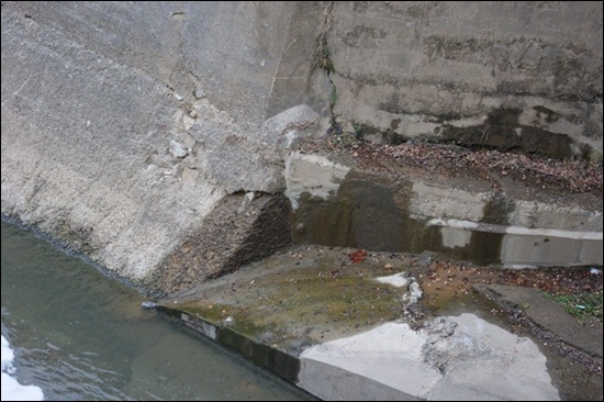 오른쪽 옹벽 밑으로도 균열이 일어나 물이 줄줄 새고 있다. 2012년 12월 5일 모습.