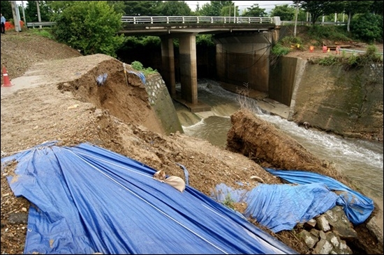 2011년 7월 13일, 오른쪽 옹벽의 일부와 석축이 완전히 무너져 내렸습니다.