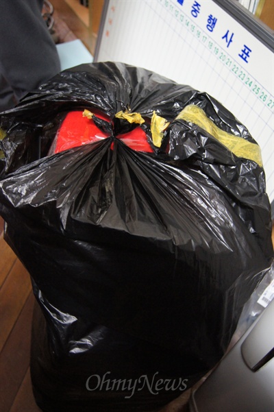 새누리당 불법선거사무실로 추정되는 대구시 동구 신천동의 한 오피스텔에서 발견된 빨간 목도리. 검은 비닐에 담겨 있다.