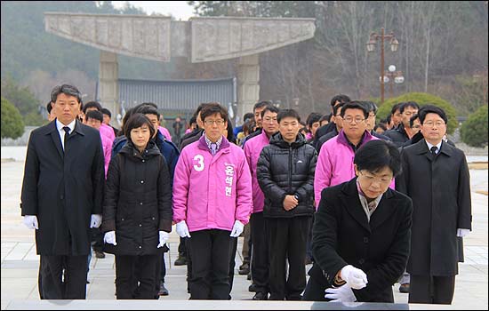 17일 오후 2시 이정희 전 통합진보당 대선 후보가 오병윤, 김선동 의원 등과 함께 5.18국립묘지를 찾아 분향하고 있다.