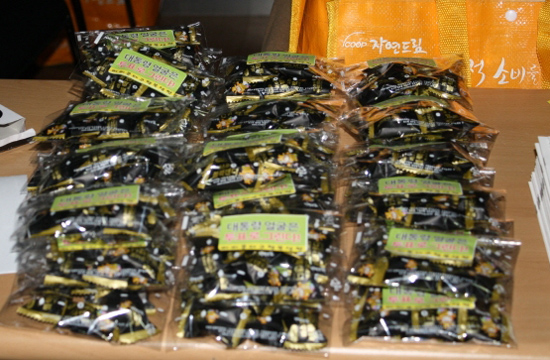 공정무역 마스코바도로 만든 사탕을 선물로 나눠주었다. 