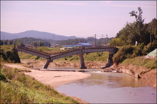 2010년 역행침식으로 무너진 남한강 지천 연양천의 신진교.
