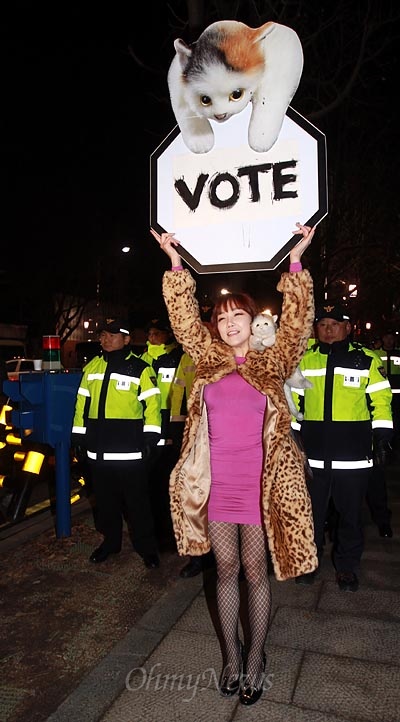 청와대앞 분수대 광장에 들어가지 못한 팝 아티스트 낸시랭씨가 청와대 입구에서 투표 독려 퍼포먼스를 벌이고 있다.