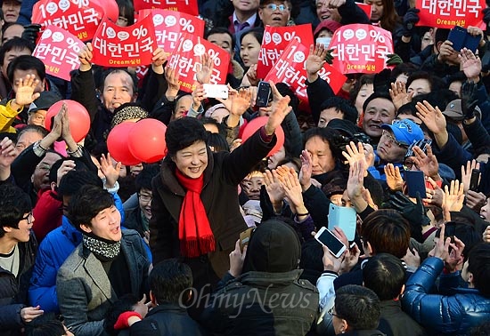 제18대 대통령 선거를 이틀 앞둔 박근혜 새누리당 대선후보가 17일 오후 경기도 군포 산본중심상가 유세에서 환호하는 유권자와 지지자들에게 손을 흔들며 인사하고 있다.
