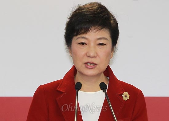 제18대 대통령 선거를 하루 앞둔 박근혜 새누리당 대선후보가 18일 오전 서울 여의도 새누리당사에서 기자회견을 열고 유권자들에게 지지를 호소하고 있다. 그는 이날 "다시 한번 '잘 살아보세'의 신화를 이루겠다"고 밝혔다. 