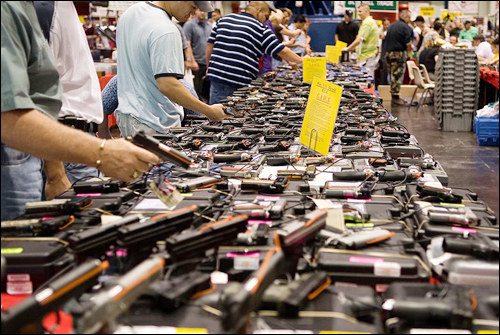 미국의 총기폭력 문제는 쉽게 해결되지 않을 것이다. 구매자, 판매자, 정치권이 총기판매에서 얻는 이익을 공유하고 있기 때문이다. 사진은 미국에서 쉽게 볼 수 있는 총기 판촉행사의 모습이다. 텍사스주 휴스턴에서 열린 행사장에서 사람들이 총기를 구경하고 있다. 
