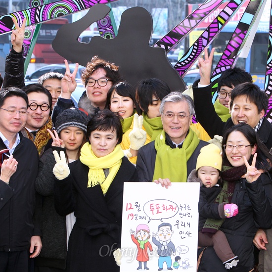 문재인 민주통합당 대선후보가 18일 오후 서울 강남역 M스테이지의 '싸이 말춤' 조형물 앞에서 투표참여를 호소하고 있다. 
