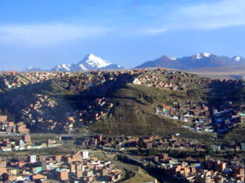볼리비아 라파스로 가는 고원지대. 멀리 만연설이 덮인 일리마니 산(6402m)이 보인다.
