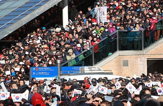 제18대 대통령 선거를 하루 앞둔 18일 오후 부산 동구 부산역광장에서 열린 박근혜 새누리당 대선후보 유세에서 수많은 유권자와 지지자들이 역 계단에 서서 박 후보의 연설을 지켜보고 있다.