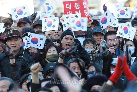 제18대 대통령 선거를 하루 앞둔 18일 오후 부산 동구 부산역광장에서 열린 박근혜 새누리당 대선후보 유세에서 유권자와 지지자들이 태극기를 흔들며 "박근혜 대통령"을 외치고 있다.