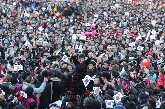 제18대 대통령선거를 하루 앞둔 18일 오후 부산 동구 부산역광장에서 많은 지지자들이 모인 가운데 박근혜 새누리당 대선후보 유세가 열리고 있다.